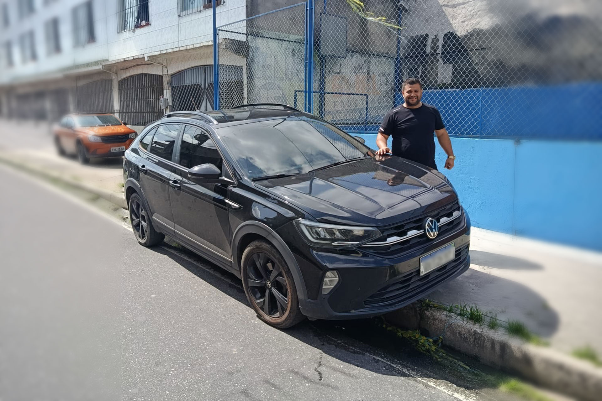 O comerciante Edmilson Teixeira ao lado do seu SUV, em uma rua de Belém